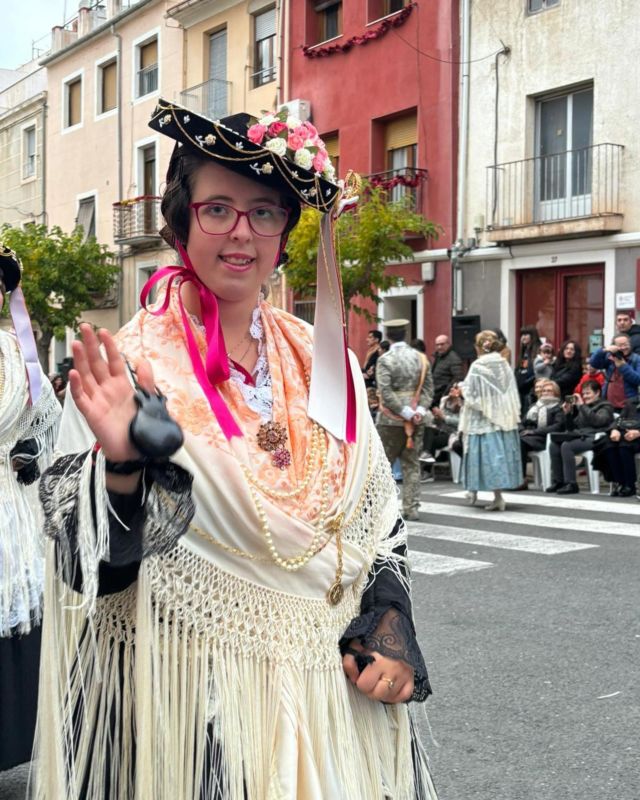Se llama Clara y es una de las usuarias de la Vivienda Tutelada Santa Lucía.
Clara y Jesús son “els reis dels fadrins” de la Dansá de este año.
Hoy es un día muy importante de esta experiencia inolvidable, una de esas que dejan huella seguro y de las que permiten cumplir sueños.
Ayer sus compañeras de la Vivienda quisieron desearle lo mejor y le hicieron entrega de unas flores y una tarjeta.
¡¡¡ Qué bonito Clara, enhorabuena !!!