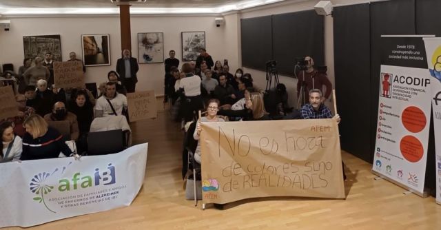 Asociaciones locales acudimos el Martes 16/01 al Pleno del Ayuntamiento de Ibi, por el impago de las ayudas 2023.

Situación actual ACODIP:
Asociación sin ánimo de lucro que gestiona 3 servicios públicos concertados: el Centro Ocupacional San Pascual desde 1986 atendiendo a 54 personas, la Vivienda Tutelada San Pascual desde 2015 atendiendo a 5 personas y la Vivienda Tutelada Santa Lucia desde 2018 donde se atiende a otras 5 personas.

En estos momentos la Asociación se encuentra en peligro para seguir prestando los servicios públicos concertados, ya que la Conselleria de Igualdad, Servicios Sociales y Vivienda (gestionada en estos momentos por el PP) nos debe octubre, noviembre y diciembre de 2023 por un importe total de 189.968,40 €.
Desde 2018 la Asociación ACODIP se ha visto obligada a solicitar un préstamo al Instituto Valenciano de Finanzas para poder seguir prestando sus servicios, por la tardanza en los pagos de la Generalitat Valenciana (Gestionada por PSOE y COMPROMIS). 
Los intereses generados todos estos años por los préstamos solicitados, asciende a la cantidad de 18.572,27 €. Cantidad, que en lugar de ir destinada al mantenimiento de los servicios, ha ido destinada al pago de dichos intereses, siendo la Asociación la que ha asumido el excedente de los gastos que no ha llegado a subvencionar la Consellería. 
Es de muy poca ética, por parte de la Generalitat, que no tenga dinero para pagar las subvenciones, en cambio para conceder préstamos cobrándote intereses SI.
Como consecuencia de esta descapitalización de la Asociación, nos vemos con la problemática de no poder pagar, este mes de enero las nóminas de los 25 profesionales que trabajan en la entidad. Siendo la Conselleria quien tiene la obligación de prestar estos servicios  incluidos en la carta de servicios sociales públicos.
Esta situación se ve agravada al no tener ingresada la cuantía de la subvención del 2023 del Ayuntamiento de Ibi (10.000 € APROX), ya que el gasto de personal al que se destina se ha generado como todos estos años anteriores, y que si estuviera ingresado se podrían pagar las nóminas de este mes.

*Continua en comentarios