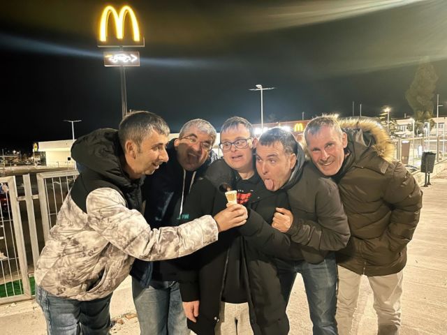 Sábado de 10! Durante el día manualidades, actividades de ocio individuales, y después…. Cenita todos juntos! Una burguer con amigos siempre es buen plan! 😏 
Aprovechando el finde de la mejor manera en la Vivienda San Pascual. 🍔🥓🥤