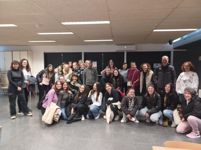 Actividad en el IES Barrachina en la que el alumnado de Dependencia e Integración Social, ha tenido oportunidad de preguntar a las personas usuarias de las viviendas tuteladas de ACODIP para conocer más a fondo cómo es la vida autónoma e independiente de las personas con diversidad.
¡¡¡ Seguimos sumando !!!