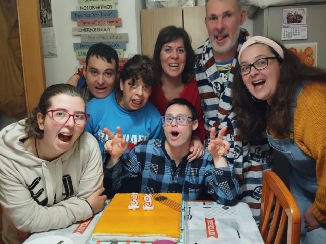 Celebración en las Viviendas Tuteladas. 
Nuestro compañero Rafa disfrutando de su cumple....y del Carnaval.
FELICIDADES 🥳🥰