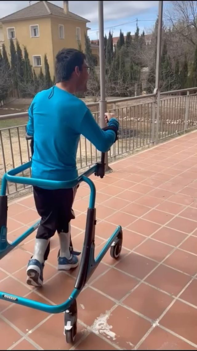 Las personas con alteraciones a nivel motor deben de tener la oportunidad de moverse y explorar sus entornos con ayuda de andadores adaptados a sus características. 
Esta oportunidad les permite descubrir sus fortalezas y a fomentar su autonomía. 
Además, evita el desarrollo de contracturas, mejora la densidad ósea, mejora la función intestinal, la circulación, la respiración, supone una actividad física y mejora el sueño. 
 
#participación
#autonomia 
#actividad
#fisioterapia