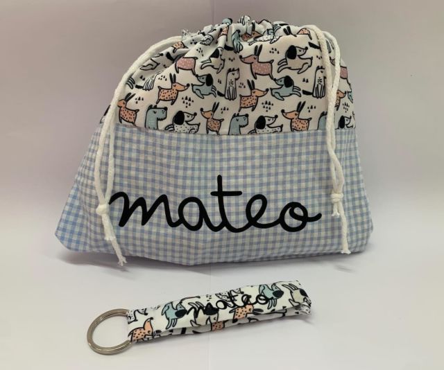 En el Taller Creativo hemos empezado a realizar estos saquitos con diferentes estampados, que pueden servir para llevar el almuerzo o la merienda y que podemos personalizar con el texto que queráis . 
También podemos elaborar el llavero o un coletero a juego.
¡¡ Monísimos !!
Tfno. 965552875 / madoacodipibi@gmail.com

#acodip
#centroocupacionalsanpascual
#detallesconamor
#TallerCreativo